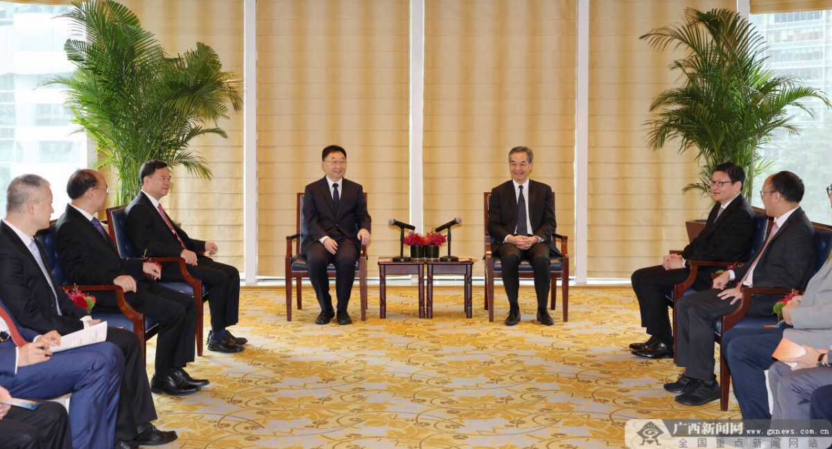 刘宁在香港拜会全国政协副主席梁振英
